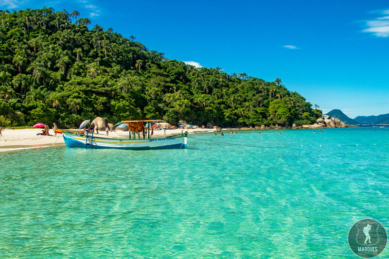 Todos os passeios na ilha são realizados por monitores ambientais ...