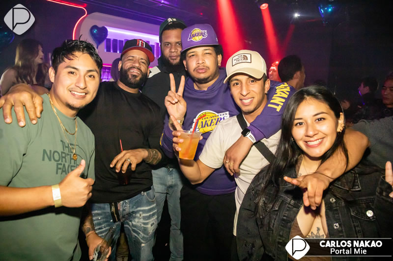 Angeles y Diablitas na Ebony Club